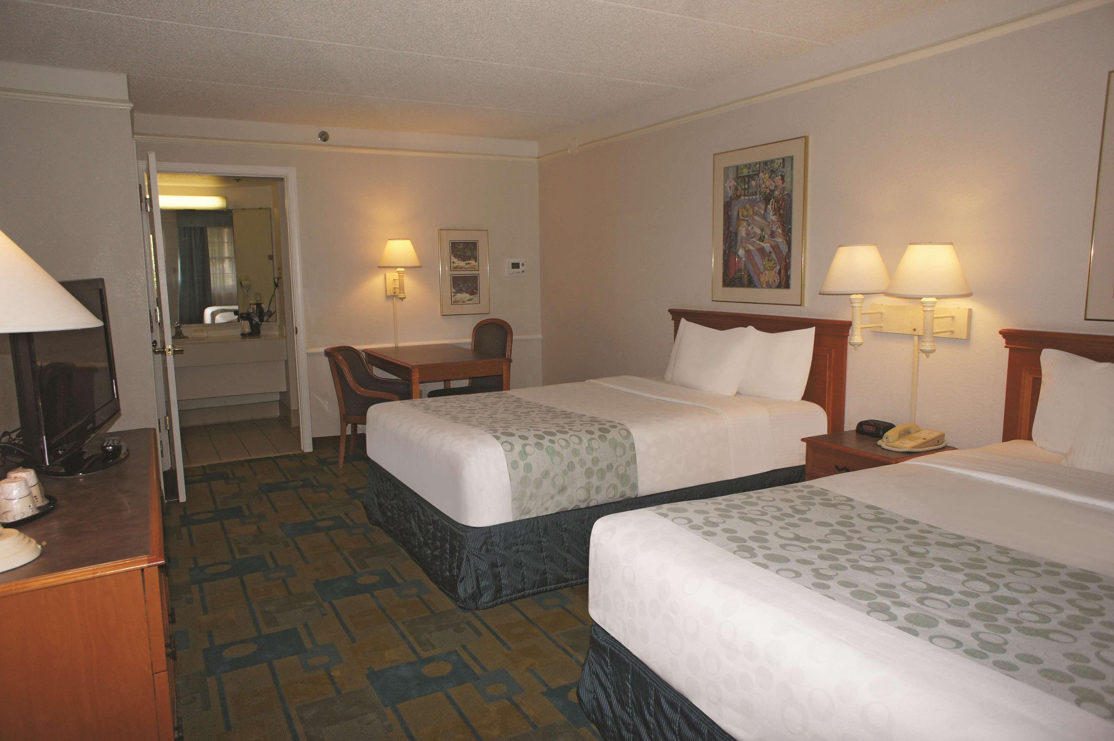 Days Inn By Wyndham San Diego Vista Eksteriør billede