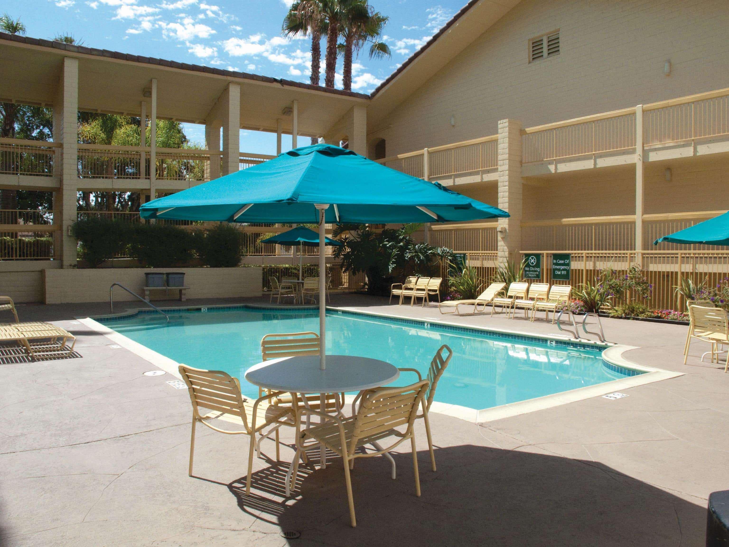 Days Inn By Wyndham San Diego Vista Eksteriør billede