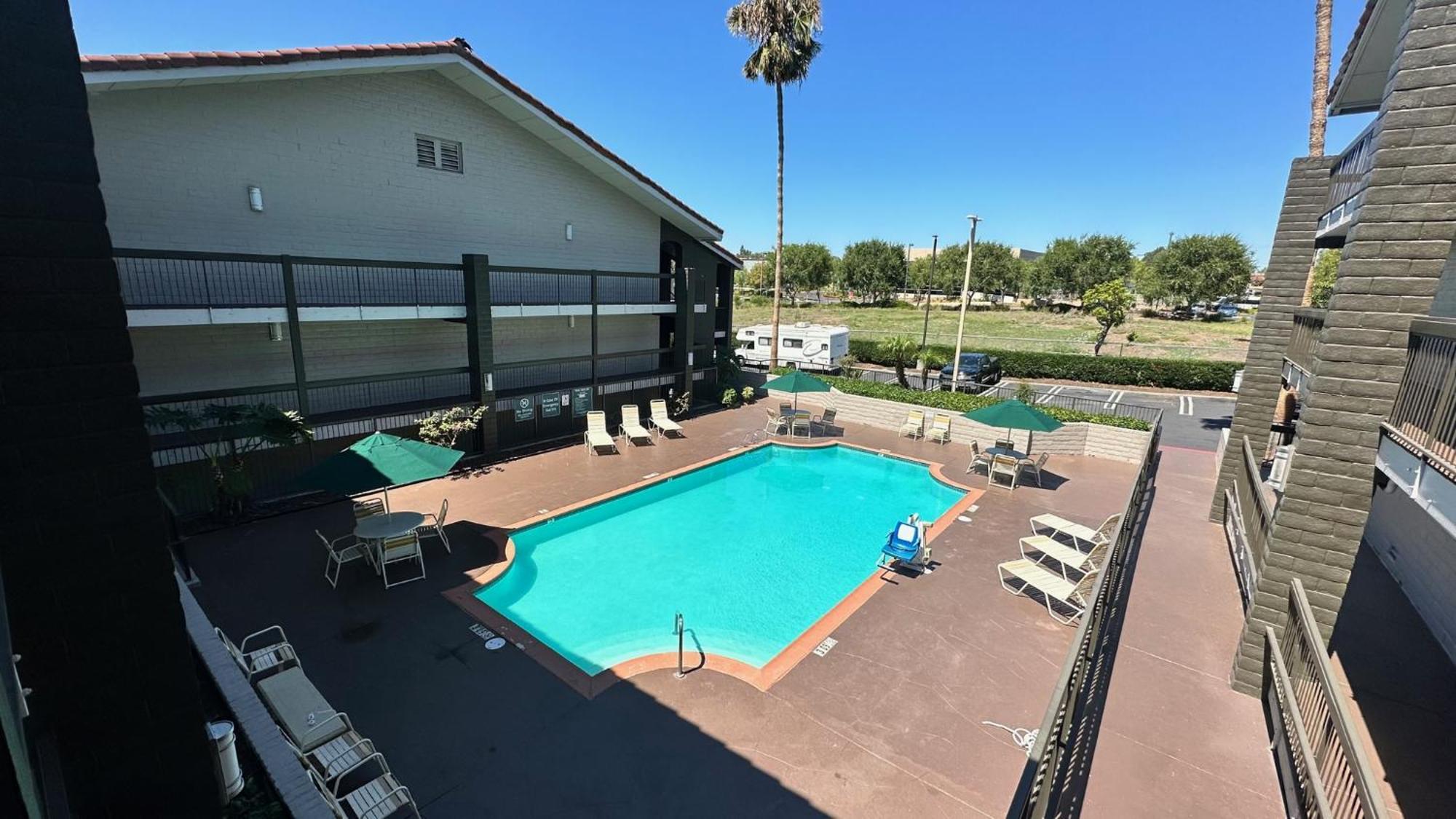 Days Inn By Wyndham San Diego Vista Eksteriør billede