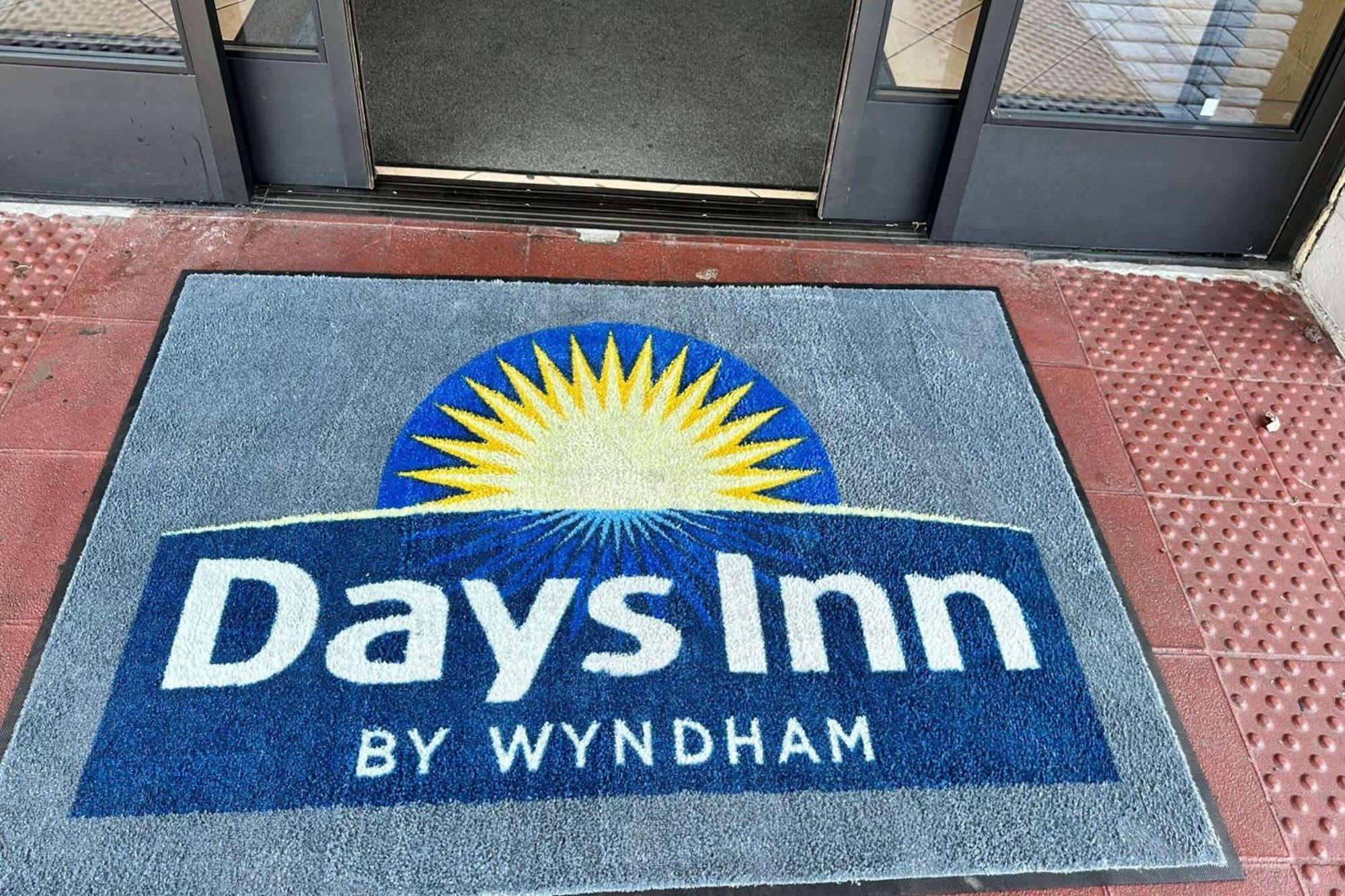 Days Inn By Wyndham San Diego Vista Eksteriør billede